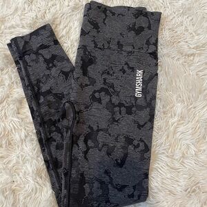 GYMSHARK CAMO BLACK LEGGINGS!
